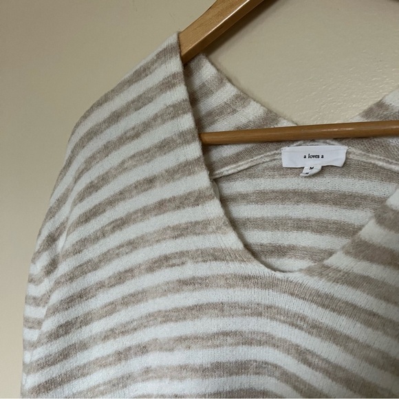 Ivory Tan Striped V Neck Sweater‎ Soft Knit Drop Shoulders Boutique Wool Blend - Picture 5 of 5
